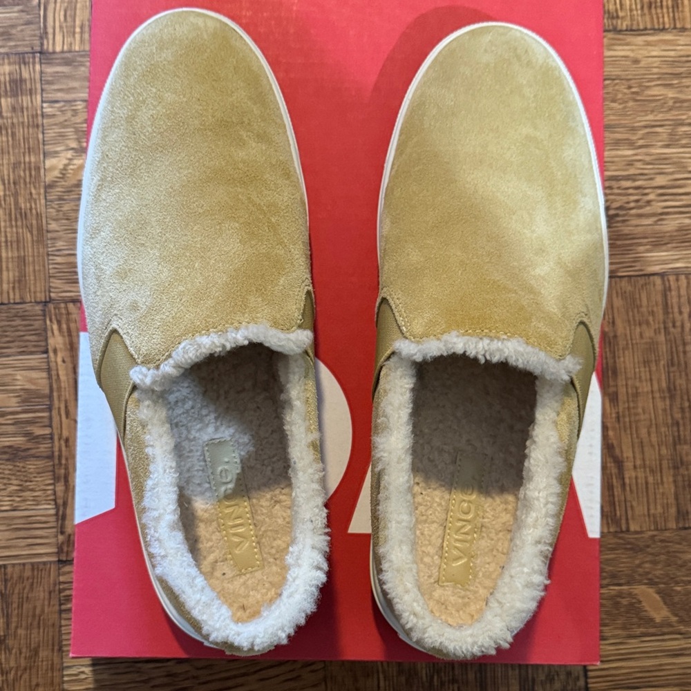 Light tan Vince slip
On sneakers with full shearling lining